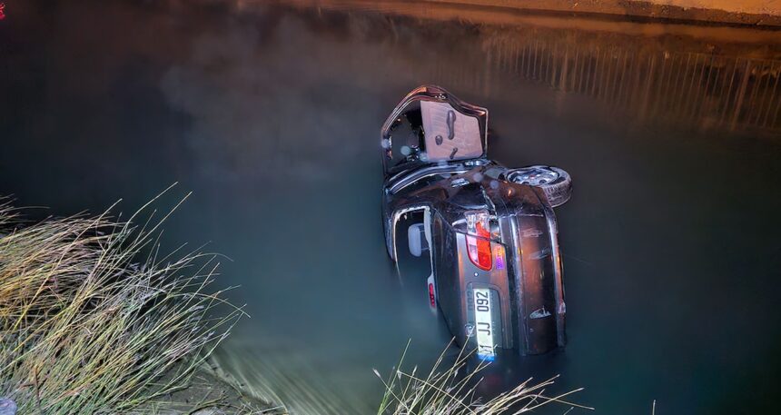 Adana’da otomobil sulama kanalına düştü: 4 yaralı