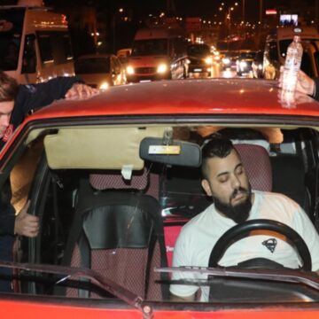 Alkollü sürücü orta şeritte uyuyakaldı