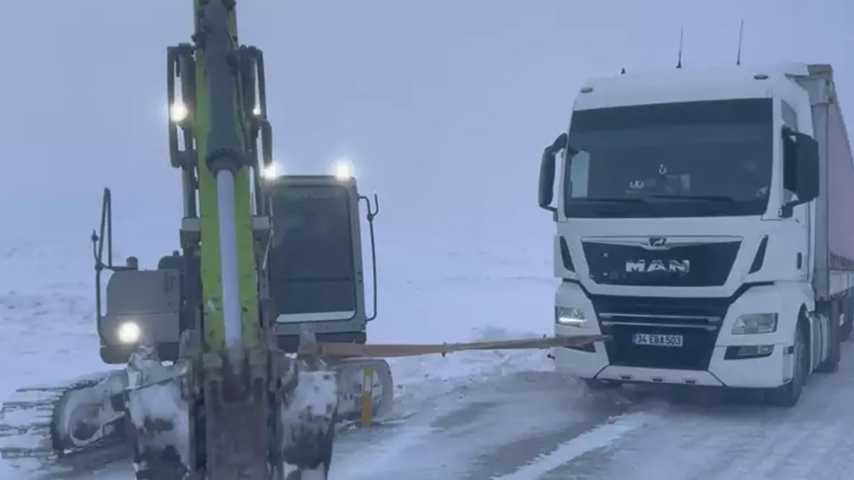 Aniden bastırdı, kar kalınlığı arttı! Göz gözü görmedi vinç devreye girdi