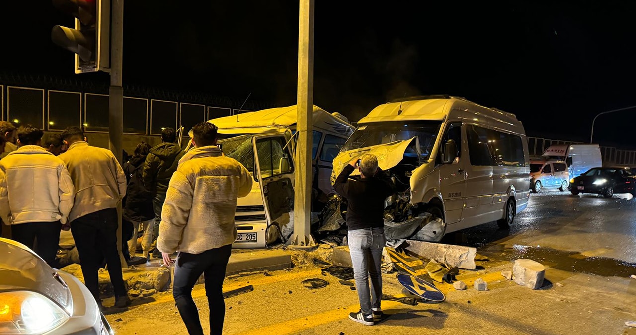 Ankara'da servis minibüsleri çarpıştı: 21 yaralı