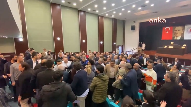 Belediye meclisinde 'kayyum' kavgası: Ortalık savaş alanına döndü, iki üye hastaneye kaldırıldı