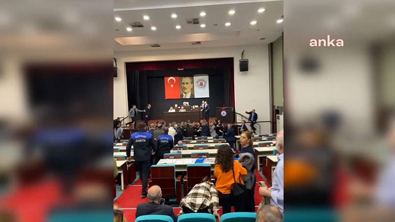 Belediye meclisinde 'kayyum' kavgası: Ortalık savaş alanına döndü, iki üye hastaneye kaldırıldı