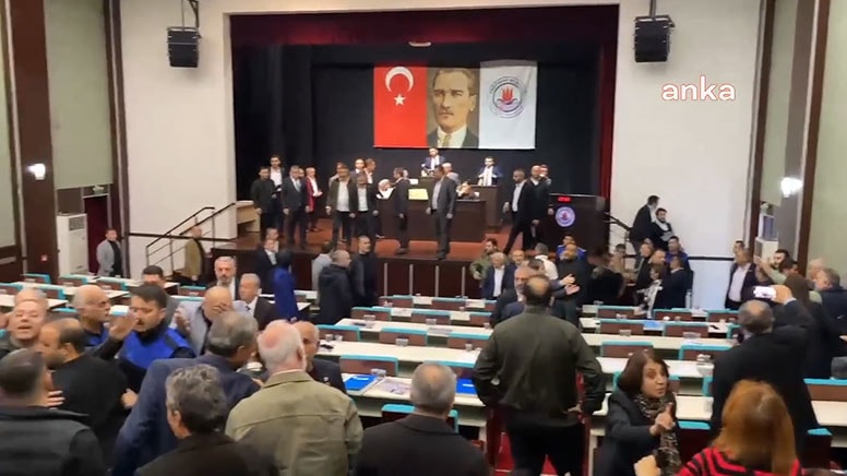 Belediye meclisinde 'kayyum' kavgası: Ortalık savaş alanına döndü, iki üye hastaneye kaldırıldı