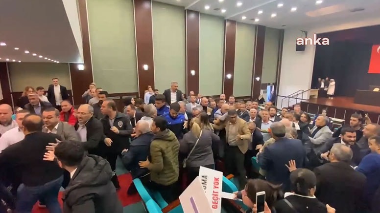 Belediye meclisinde 'kayyum' kavgası: Ortalık savaş alanına döndü, iki üye hastaneye kaldırıldı