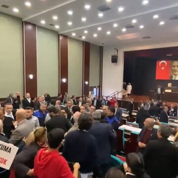 Belediye meclisinde ‘kayyum’ kavgası: Ortalık savaş alanına döndü, iki üye hastaneye kaldırıldı