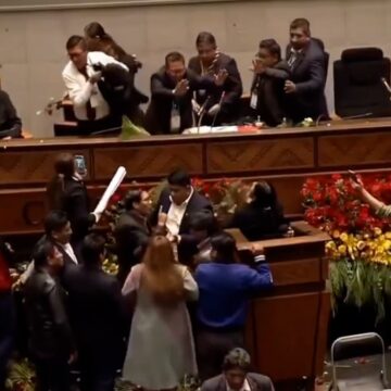 Bolivya Meclisi’nde domates savaşı