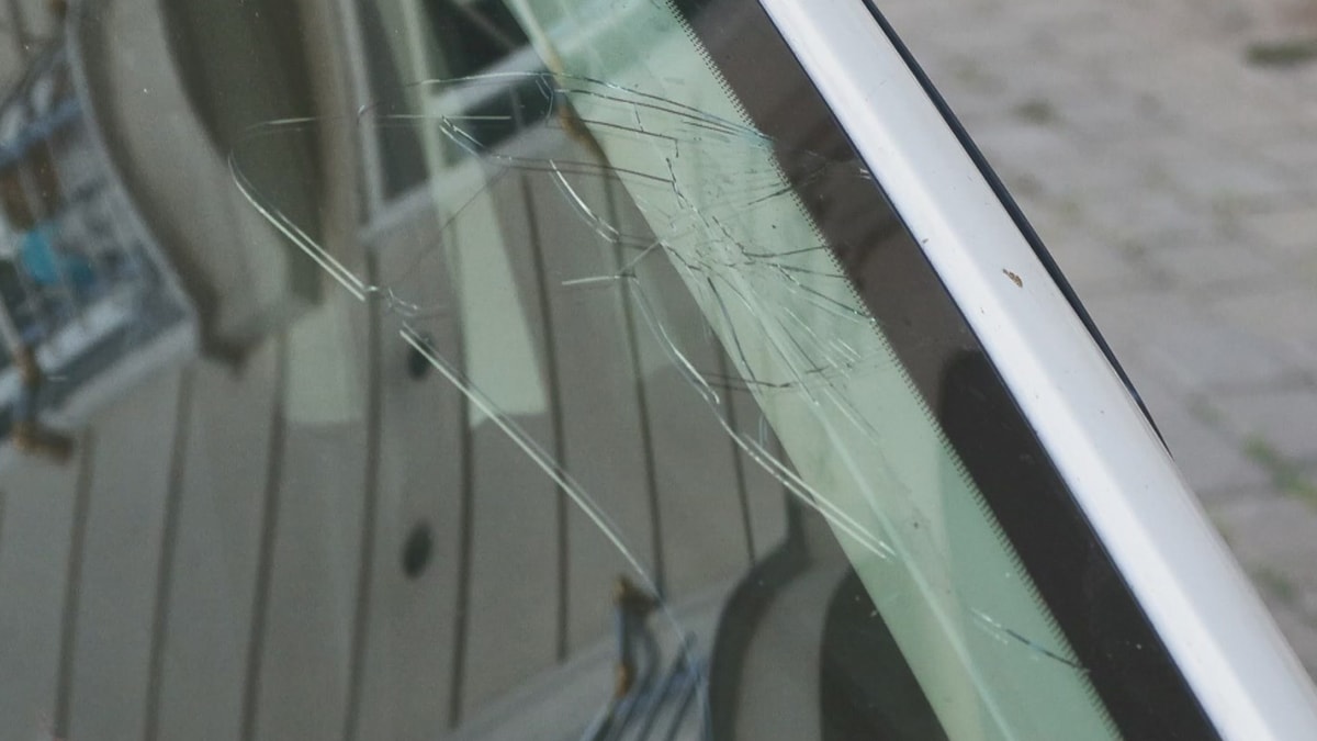 Boşandığı eşi hayatı zindan etti: Otomobilin önünü kesip camını kırdı