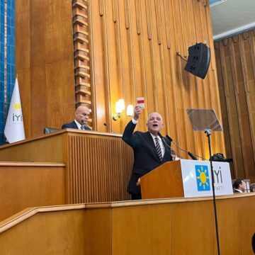 Dervişoğlu kürsüye anayasayla çıktı: Erdoğan Cumhurbaşkanı olmaz, olamaz