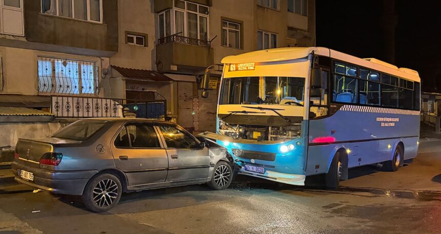 Erzurum’da belediye otobüsü ile  otomobil çarpıştı