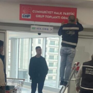 Esenyurt Belediyesi’nde CHP tabelası indirildi