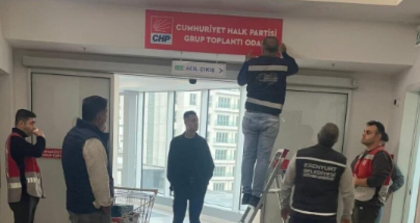 Esenyurt Belediyesi’nde CHP tabelası indirildi