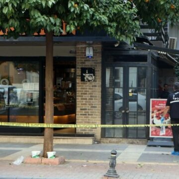 Eski sevgilisini katletti: Polis memuru kaldırıldığı hastanede öldü