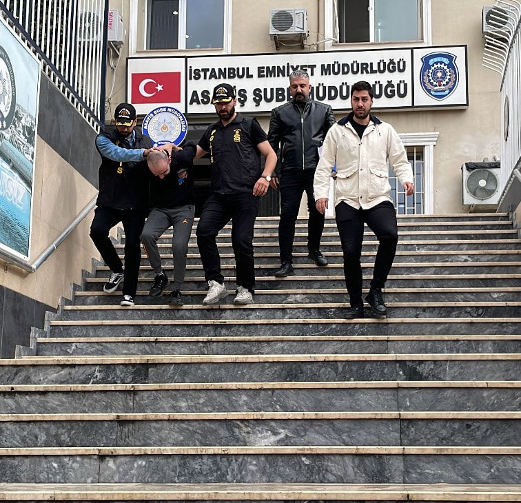 Evinde 400 bin kişinin kimlik bilgileri çıktı