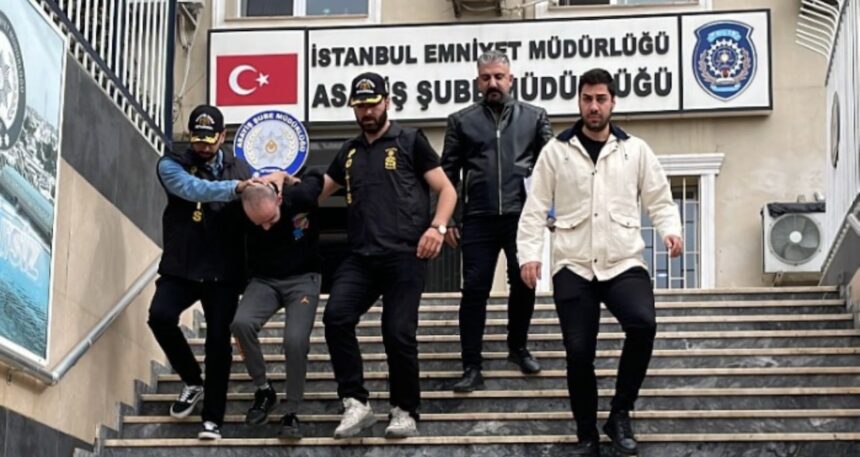 Evinde 400 bin kişinin kimlik bilgileri çıktı