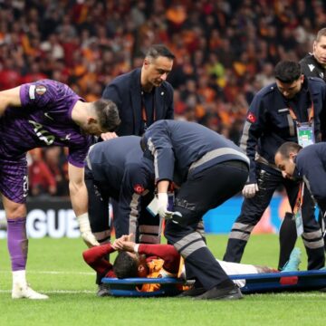 Galatasaray’da Mauro Icardi sahayı sedyeyle terk etti