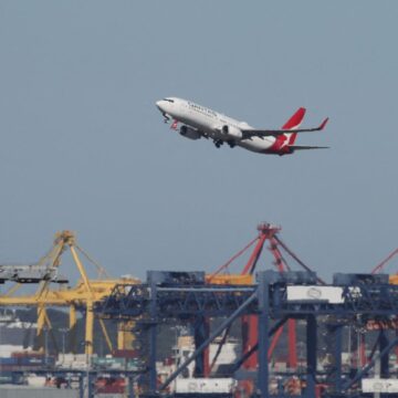 Havada panik: Uçağın motoru kalkışta alev aldı