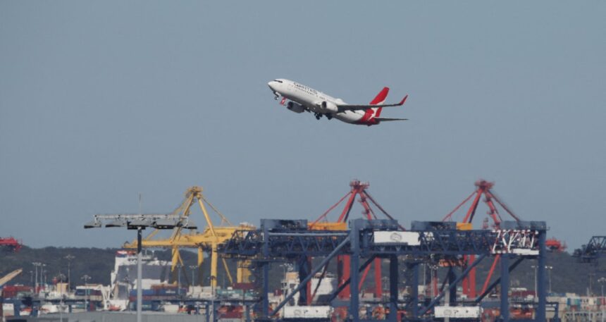 Havada panik: Uçağın motoru kalkışta alev aldı
