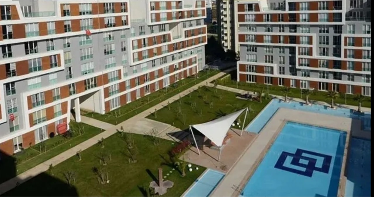 Havuza ayakkabıyla inen pilota otoparkta dayak