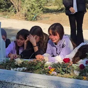 Hayatını kaybeden öğretmenlerini mezarı başında andılar