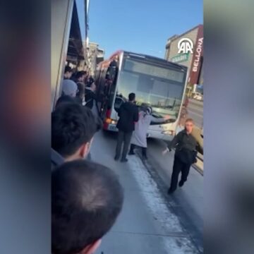 İstanbul çileden çıkardı: Metrobüsün önünü kesip isyan etti