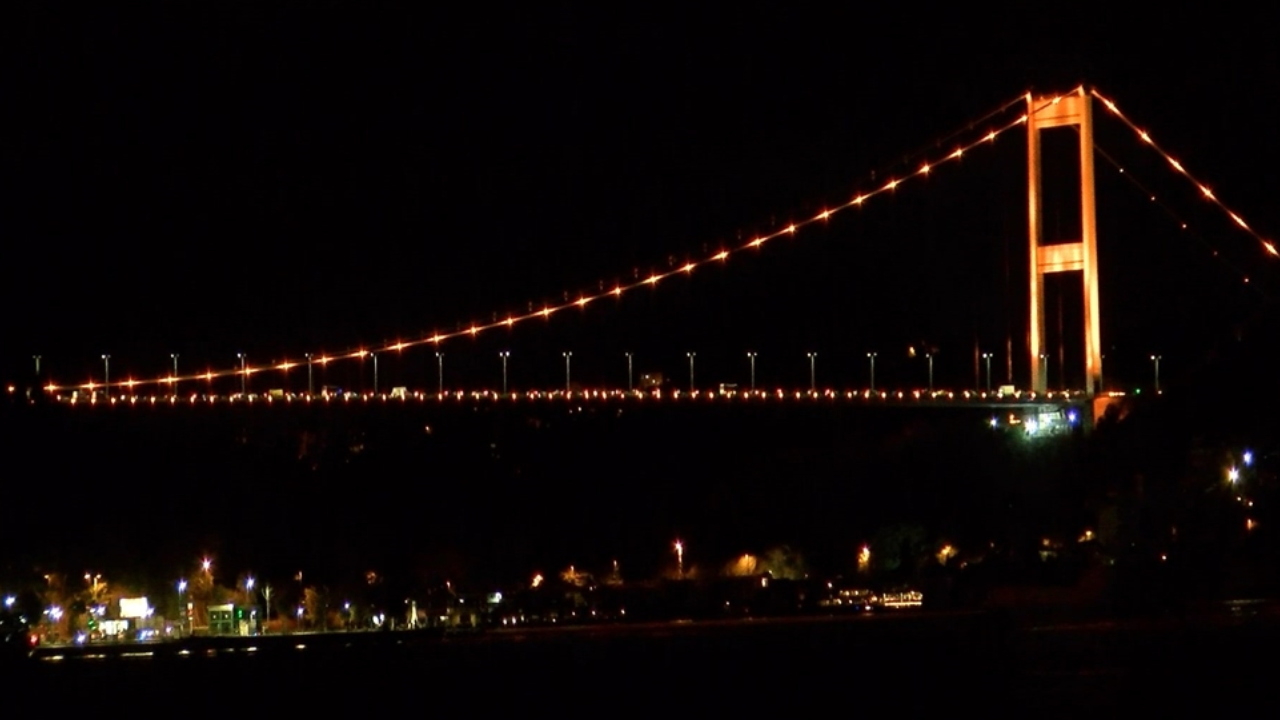 İstanbul'da dikkat çeken detay: Köprüler turuncuya döndü