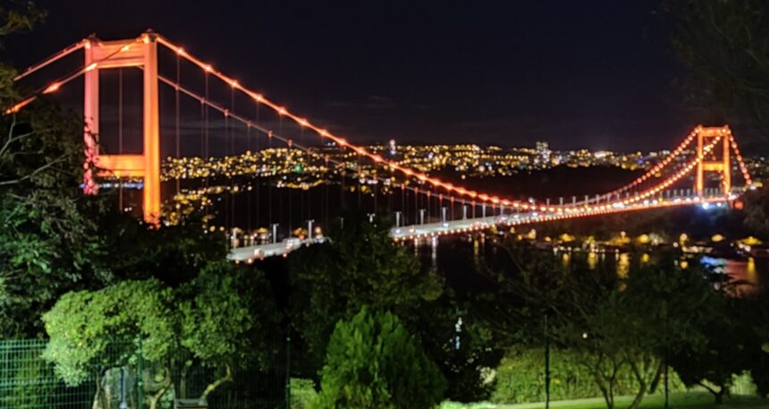 İstanbul’da dikkat çeken detay: Köprüler turuncuya döndü