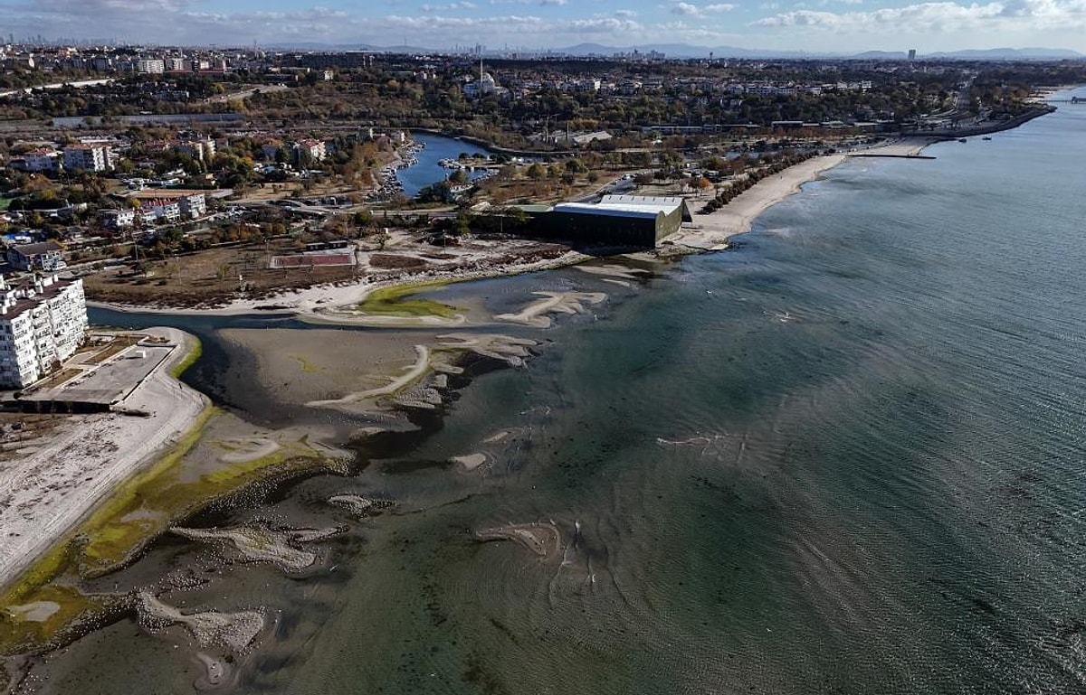 İstanbul'da korkutan görüntü: Deniz suyu metrelerce çekildi