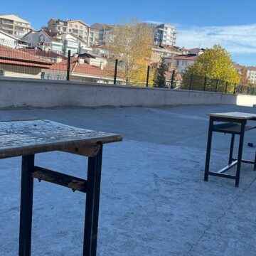 İstinat duvarının kaydığı okula ‘sıra’ ile önlem aldılar!