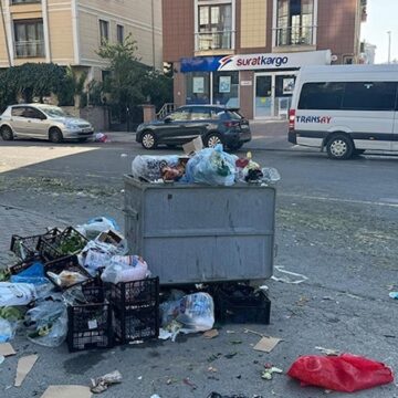 Kartal’da çalışanlar iş bıraktı: Biriken çöplere vatandaşlar isyan etti