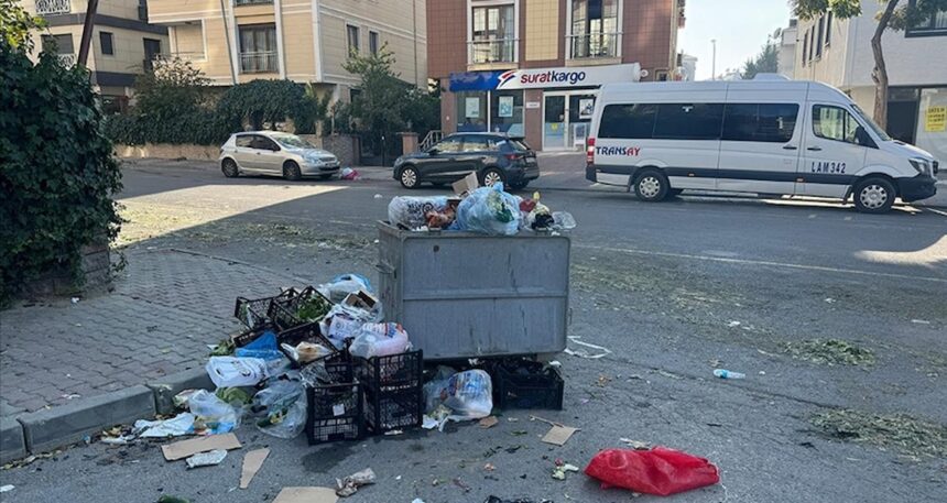 Kartal’da çalışanlar iş bıraktı: Biriken çöplere vatandaşlar isyan etti