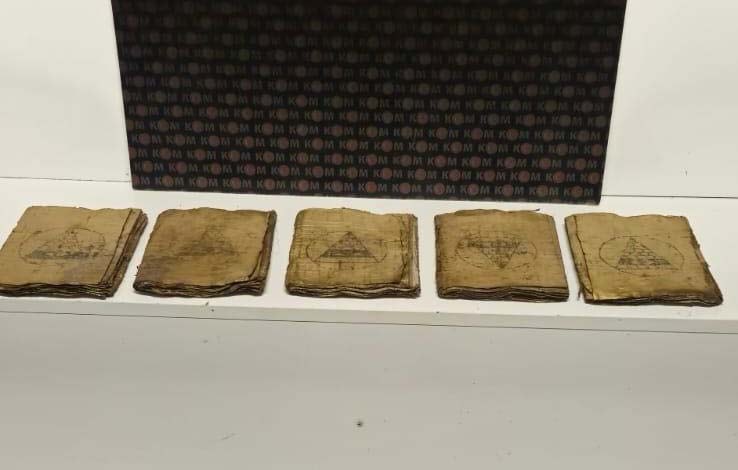 Kayseri'de 1800 yıllık 5 el yazması kitap ele geçirildi
