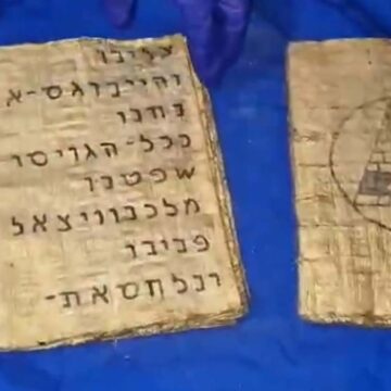 Kayseri’de 1800 yıllık 5 el yazması kitap ele geçirildi