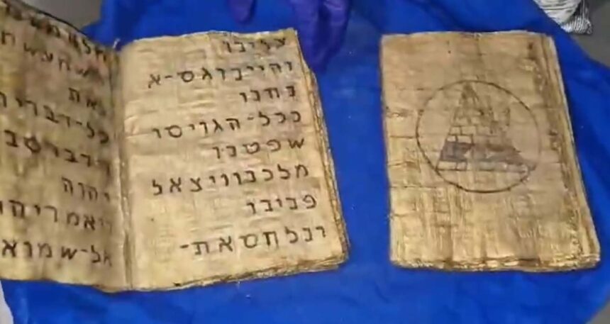 Kayseri’de 1800 yıllık 5 el yazması kitap ele geçirildi