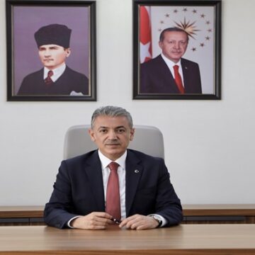 Kayyum koltuğuna oturur oturmaz Erdoğan fotoğrafını astı
