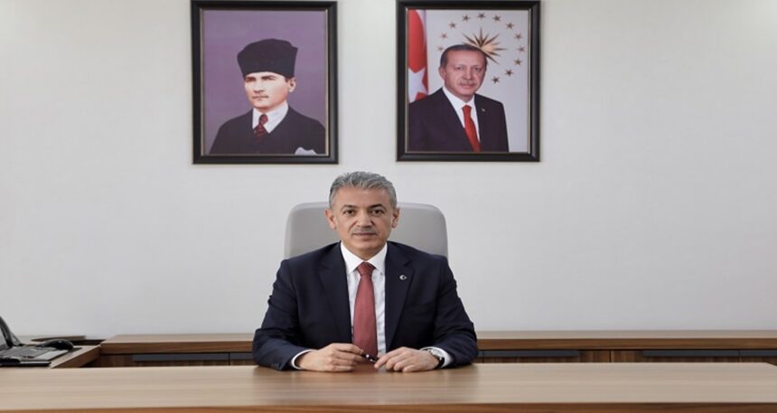 Kayyum koltuğuna oturur oturmaz Erdoğan fotoğrafını astı