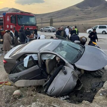 Kaza sonrası araç bu hale geldi: 3 ölü, 2 yaralı