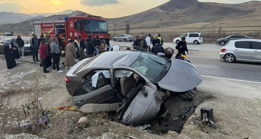 Kaza sonrası araç bu hale geldi: 3 ölü, 2 yaralı