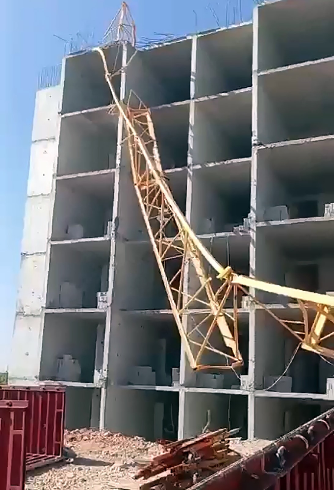 Kule vinç devrildi, operatör hayatını kaybetti