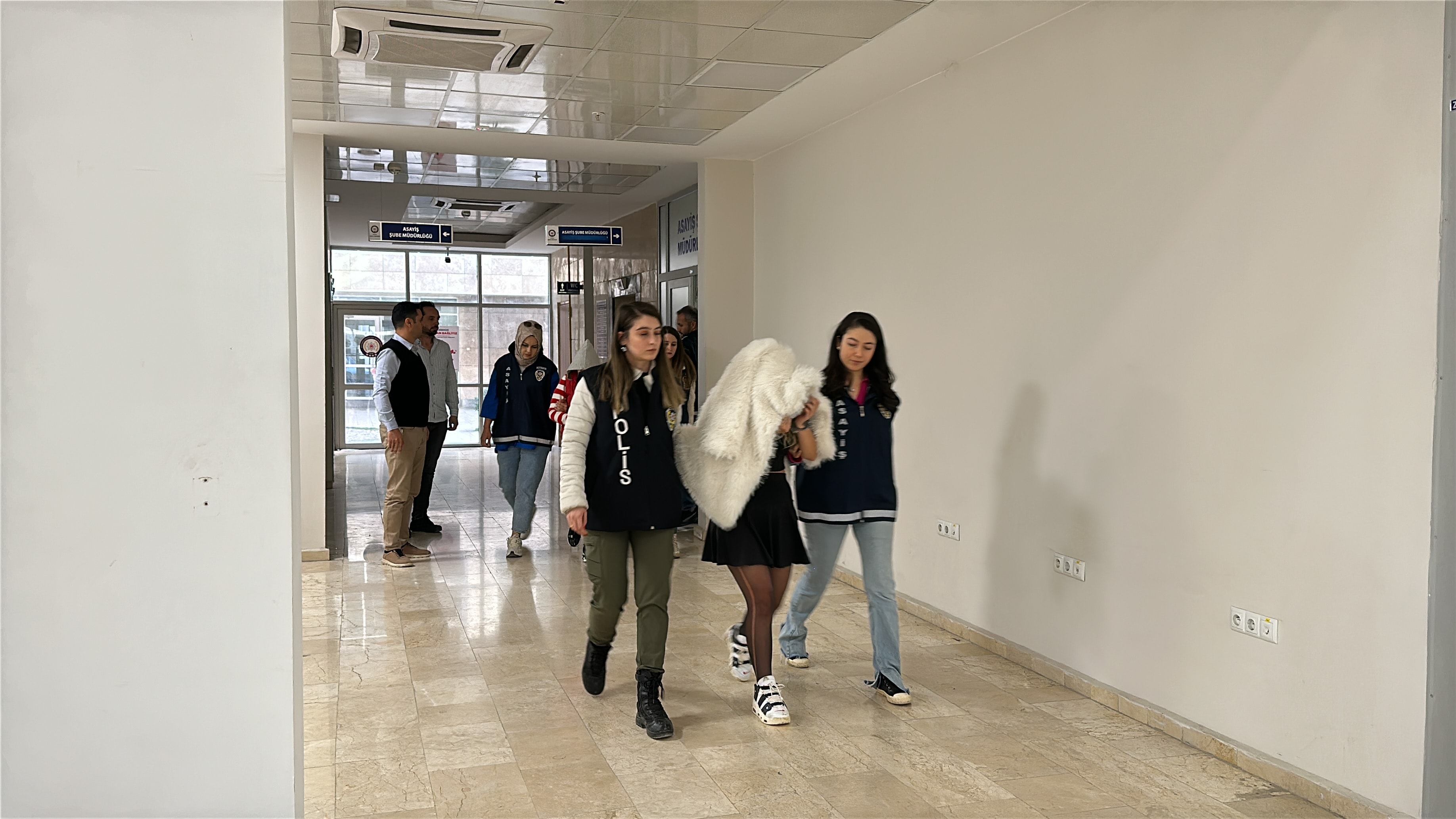 Masaj salonlarına fuhuş baskını: Prize gizli kamera yerleştirmişler