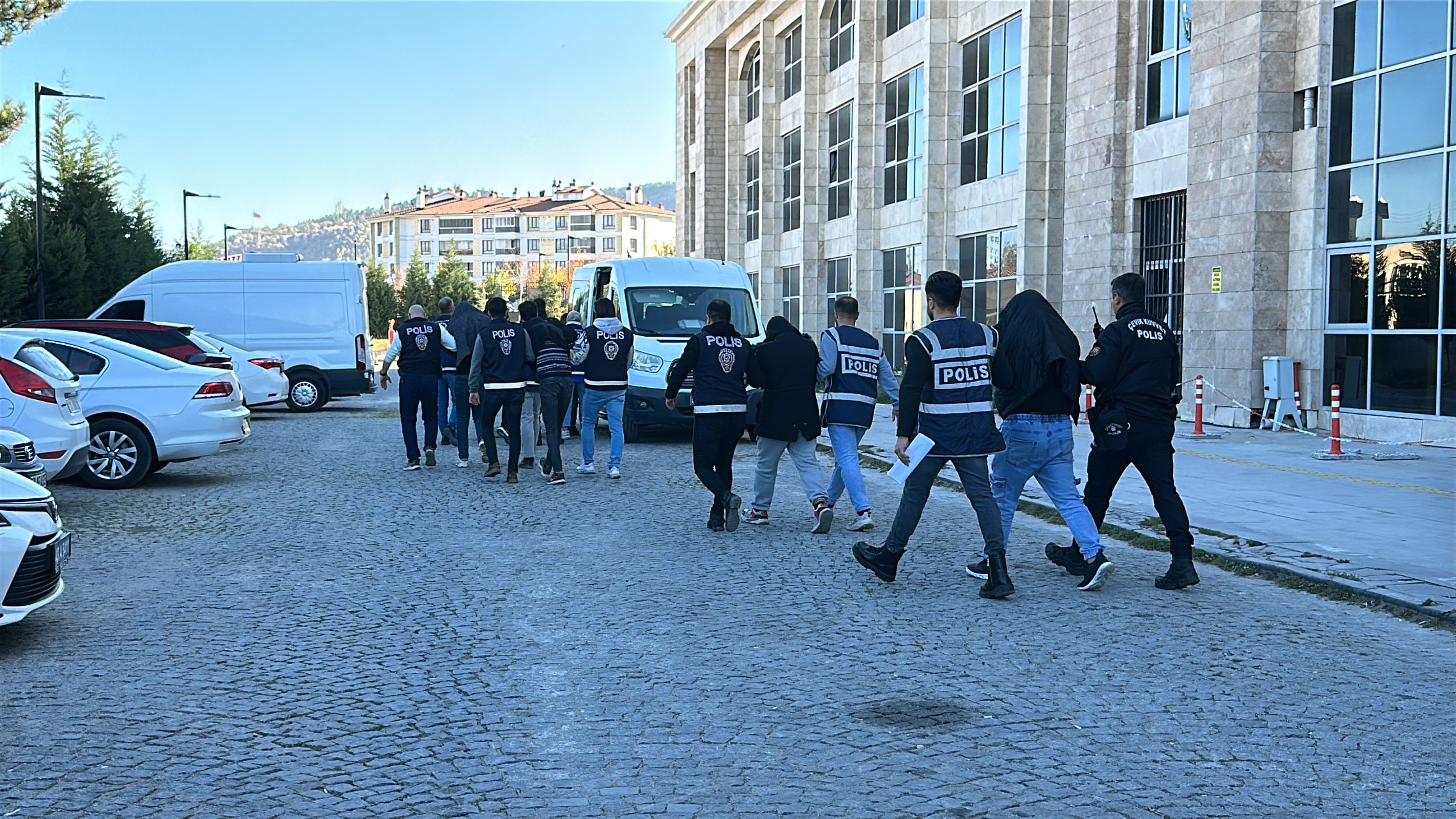 Masaj salonlarına fuhuş baskını: Prize gizli kamera yerleştirmişler