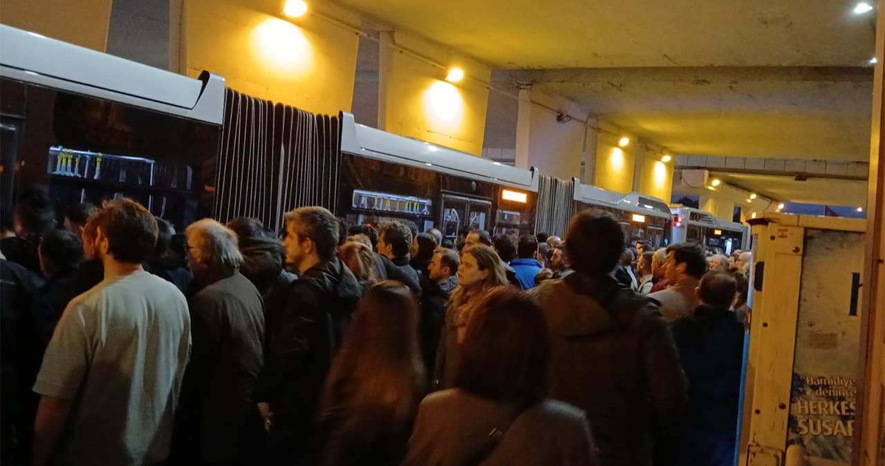 Metrobüs duraklarında yoğunluk: Uzun kuyruklar oluştu