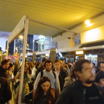 Metrobüs duraklarında yoğunluk: Uzun kuyruklar oluştu