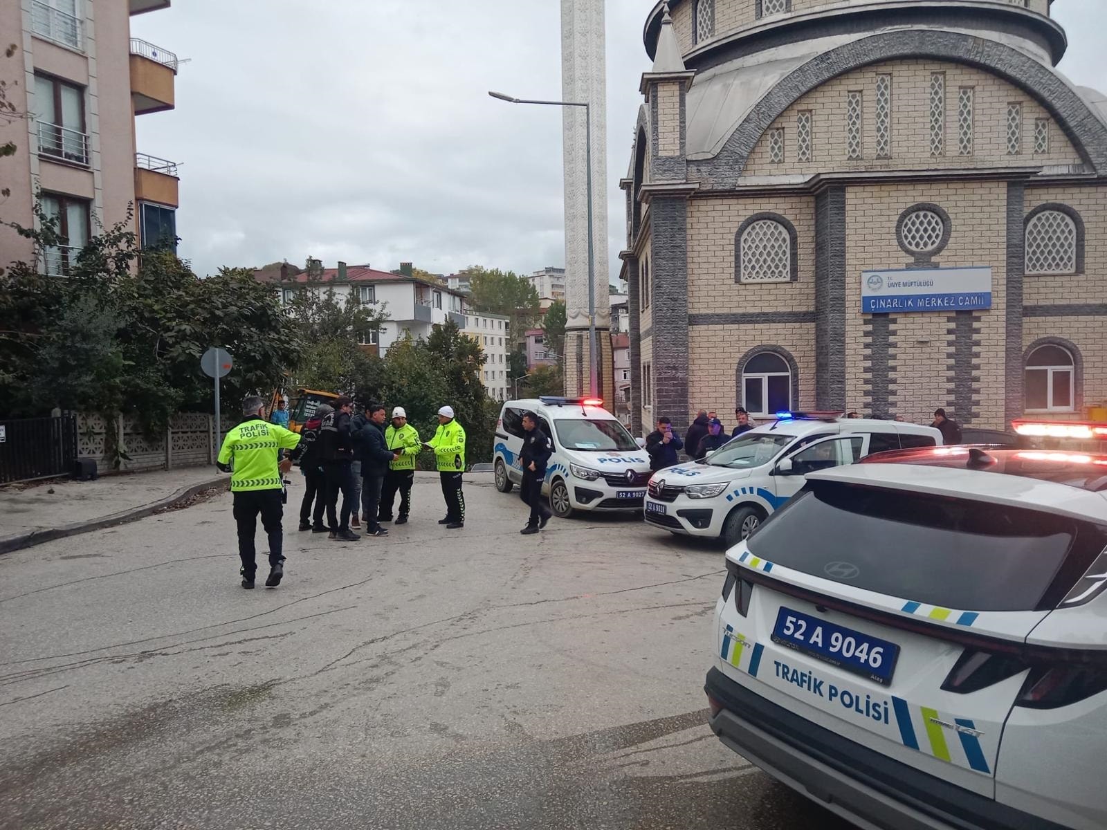 Namazdan çıkan imam çöp kamyonunun altında kaldı