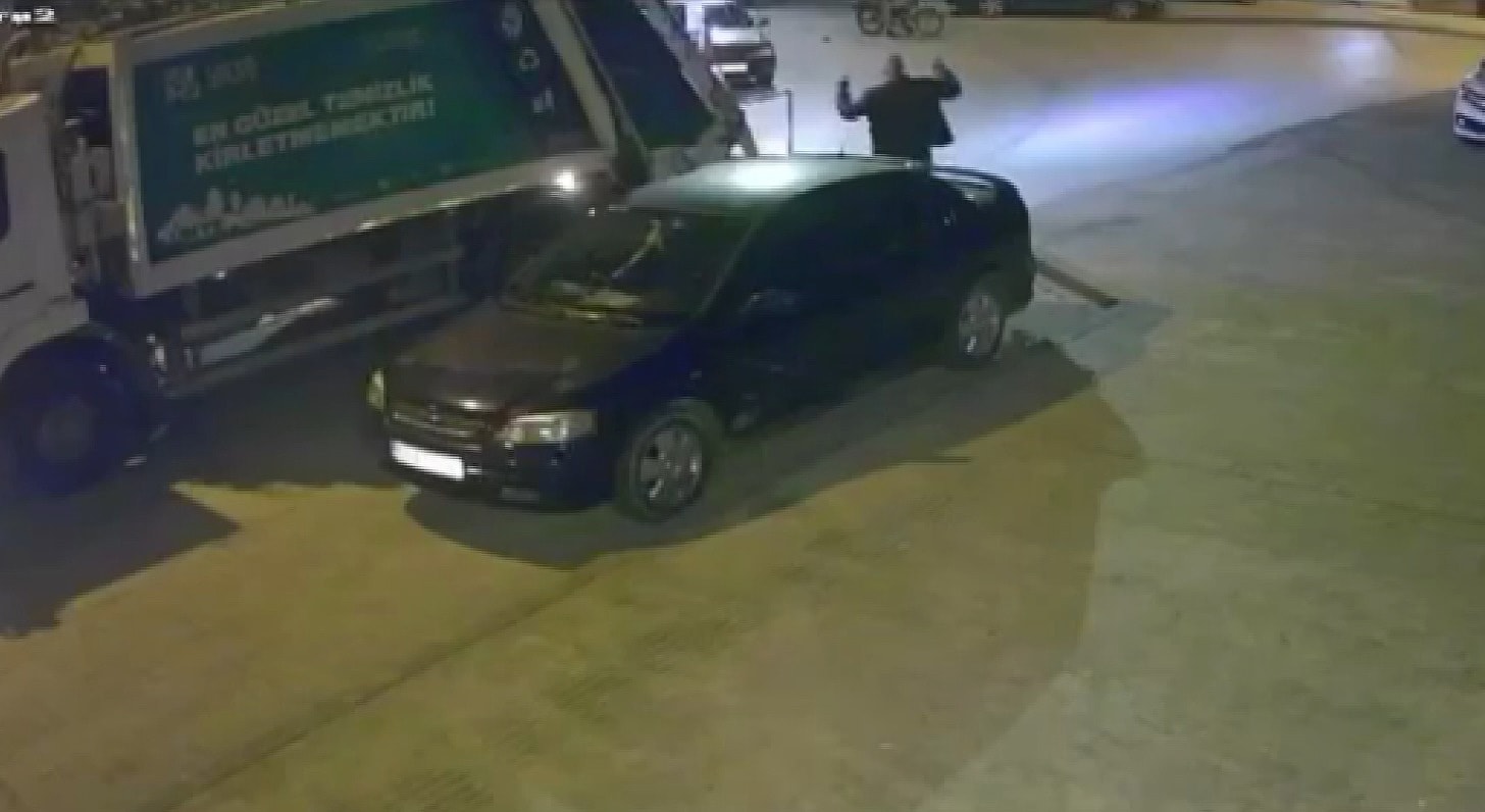 Namazdan çıkan imam çöp kamyonunun altında kaldı