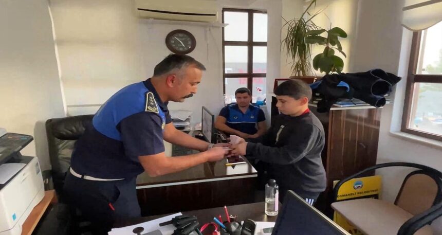 Öğrenciler 16 Bin lira buldu götürüp zabıtaya teslim etti