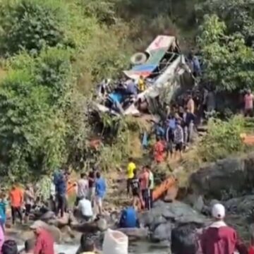 Otobüs vadiye uçtu: 23 ölü