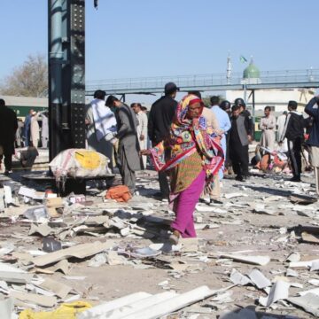 Pakistan’da tren istasyonuna saldırı: Çok sayıda ölü var