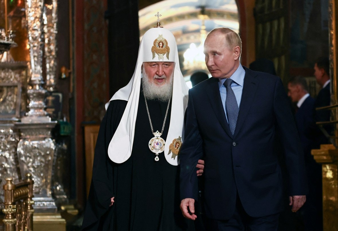 'Putin'in poster kızının' pozları, kiliseyi kızdırdı