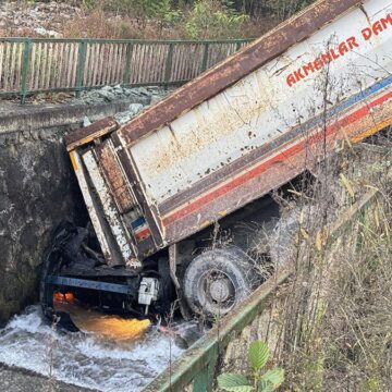 Rize’de kamyon dereye devrildi