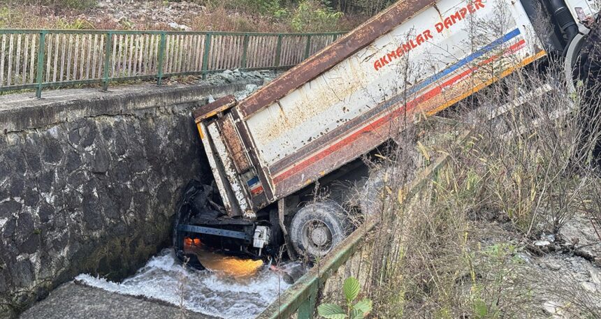 Rize’de kamyon dereye devrildi